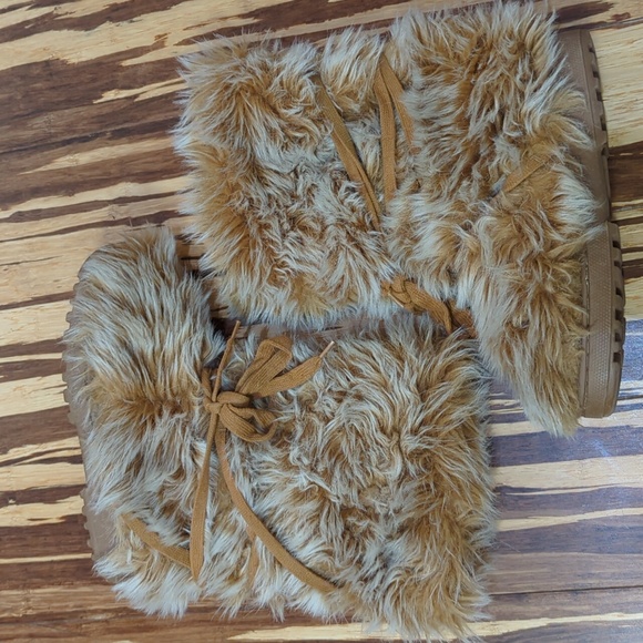 Source Unknown Shoes - Fuzzy furry warm boots